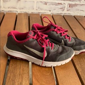 Girls Nike tennis shoes